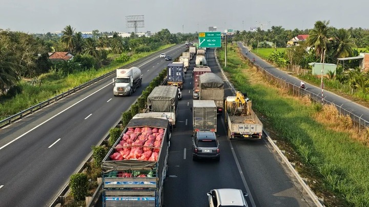 Cao tốc TP.HCM - Trung Lương kẹt xe gần 10 km sau tai nạn liên hoàn