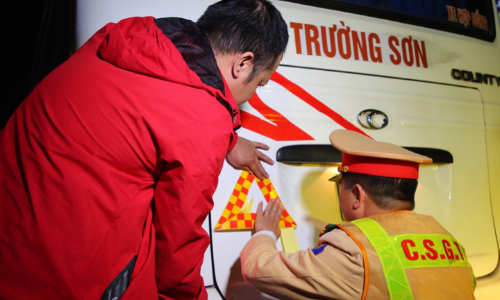 CSGT xuyên đêm hướng dẫn tài xế cách xử lý sự cố trên cao tốc và dán phản quang cho xe
