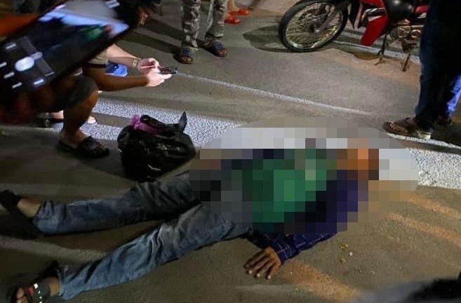 Điều tra vụ nam thanh niên nằm bất động giữa đường với con dao găm chặt trên ngực