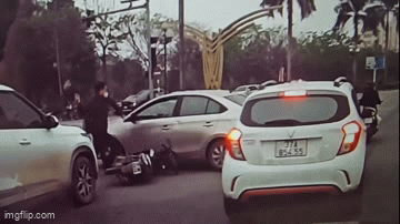 Vụ nam thanh niên lấy mũ bảo hiểm đập vỡ kính ô tô sau va chạm: Người nhà nữ quân nhân nói gì?