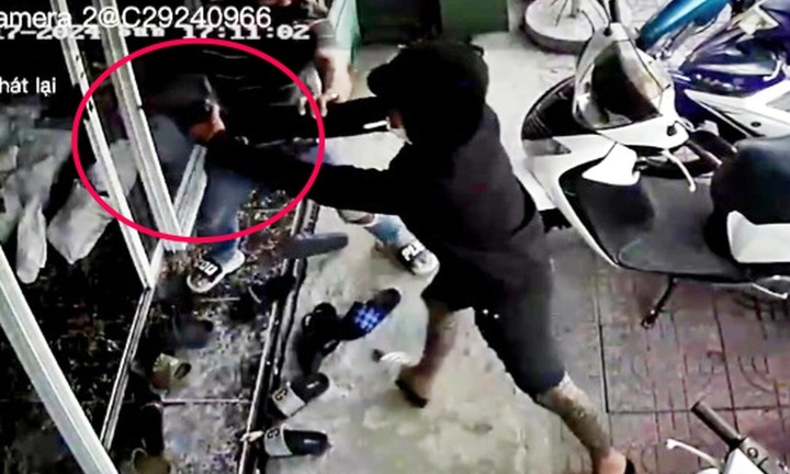 Điều tra vụ đối tượng cầm vật giống súng bắn vào cửa hàng thời trang