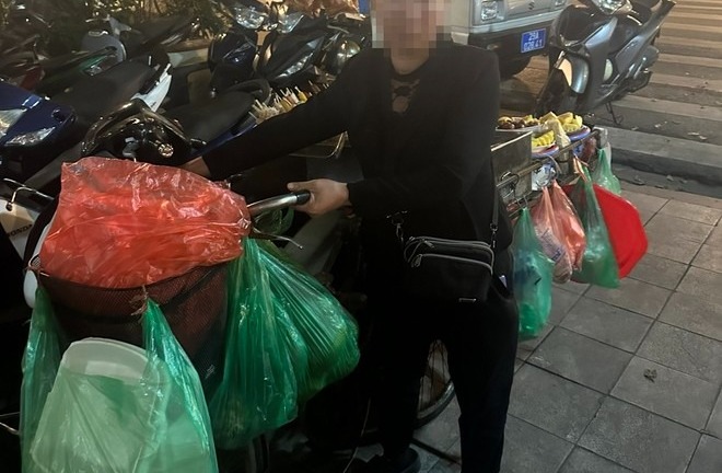 Bị tố “ăn vạ” để đòi tiền, người bán hàng rong trên phố cổ Hà Nội nói gì?
