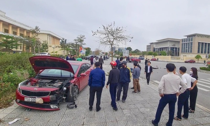 Vụ 2 xe ô tô mất lái tông nhau, đầu xe biến dạng: Bất ngờ danh tính tài xế