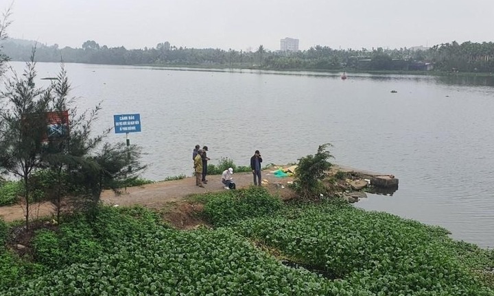 Thi thể cụ ông 70 tuổi trôi nổi trên sông Giá, mặc quần bò, tóc bạc trắng