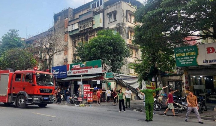 Cháy nhà 3 tầng ở Hà Nội, cảnh sát hướng dẫn nhiều người dân thoát hiểm