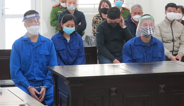 Xót lòng cảnh 2 đứa trẻ mồ côi đến tòa đòi công lý cho cha