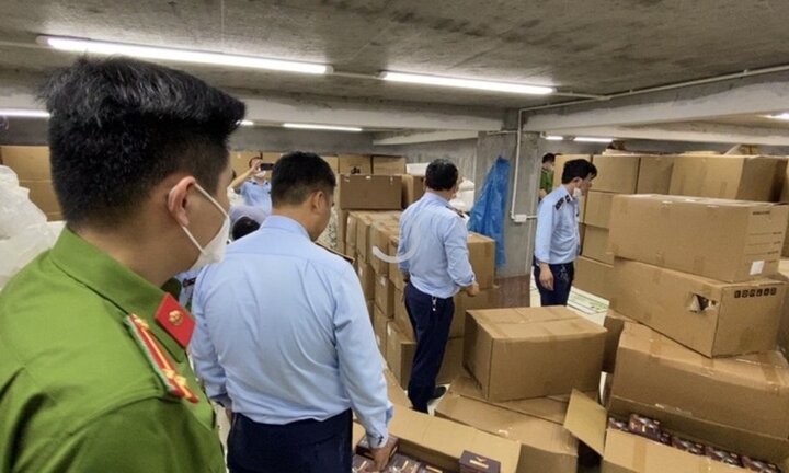 Phát hiện hầm dưới lòng đất cất giấu gần 2.000 hộp cà phê nghi chứa chất cấm