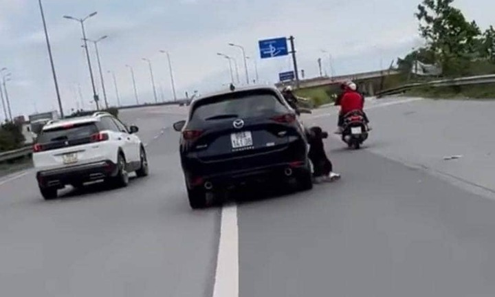 Điều tra vụ lái xe ô tô xe mazda 5 kéo lê người phụ nữ trên đường