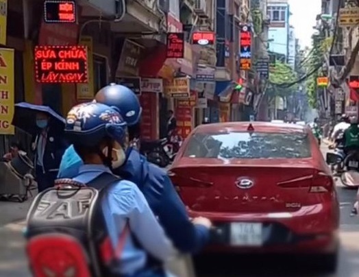 Xử phạt 3 triệu đồng lái xe ô tô đi vào đường cấm qua tin báo Facebook