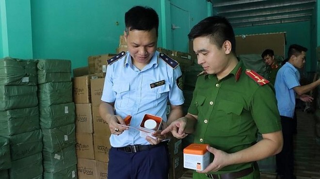 Tạm giữ 20 tấn nước hoa, mỹ phẩm “ngoại” từ kho chứa hàng không số, không biển hiệu