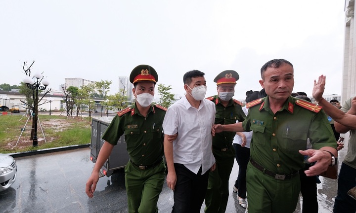 Những hình ảnh đầu tiên của cựu Đại tá Phùng Anh Lê trong cáo buộc nhận tiền “chạy án”