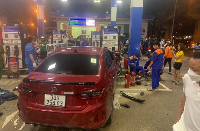 Xử lý thế nào tài xế đâm vào cây xăng đường Láng khiến 8 người bị thương?