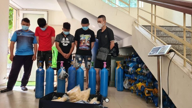 Đang đi “ship” bóng cười gặp ngay công an kiểm tra đội “bay lắc” trong chung cư