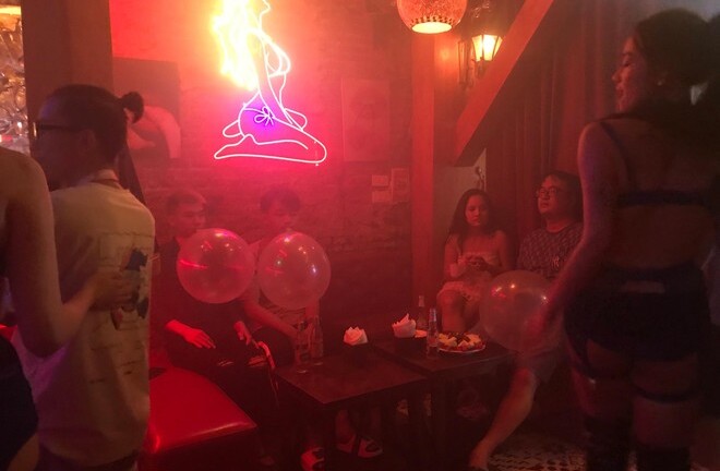 Vén màn hoạt động về đêm của ổ nhóm chuyên tuồn “khí cười” vào quán karaoke