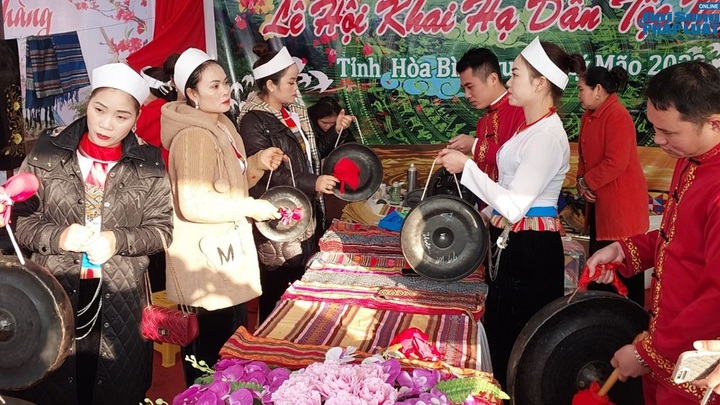 Đa sắc màu trong Lễ hội Khai hạ dân tộc Mường Hòa Bình