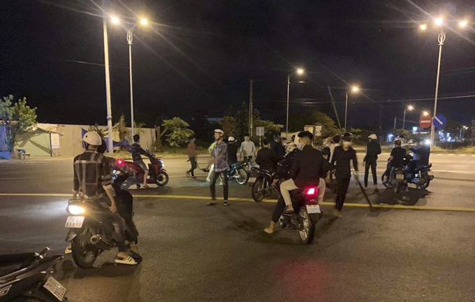 Hà Nội: Khởi tố nhóm thanh niên “choai” chém nhầm người đi đường