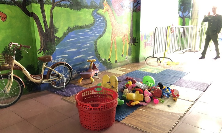 Hiện trường nơi trông giữ bé trai 17 tháng tuổi đã bong tróc, xuống cấp nghiêm trọng