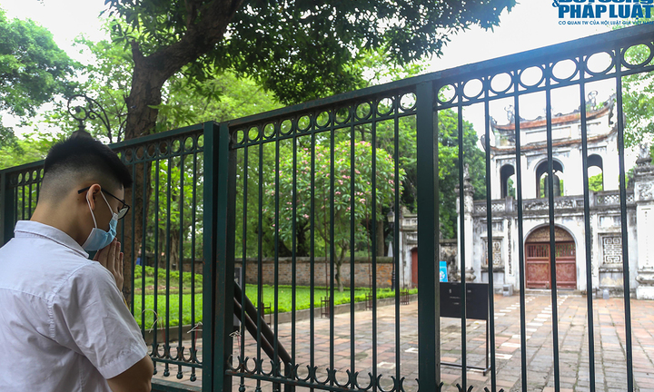 Sĩ tử, phụ huynh Hà Nội tấp nập vái vọng cầu may tại Văn Miếu trước kỳ thi vào lớp 10 THPT