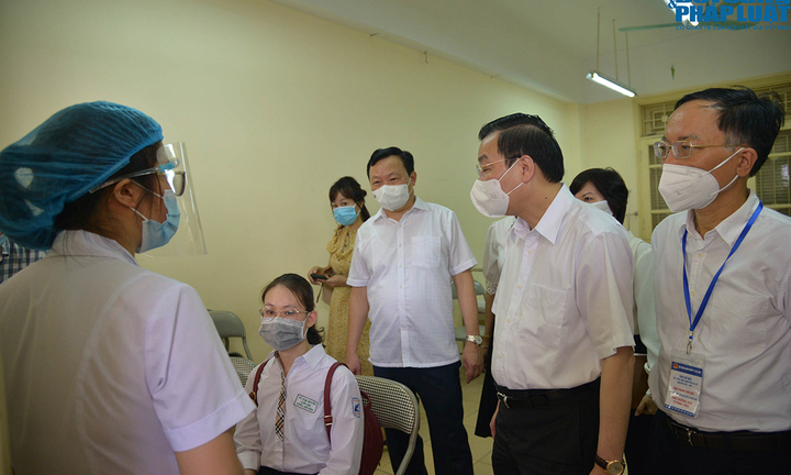 Chủ tịch Hà Nội kiểm tra công tác chống dịch COVID-19 cho kỳ thi tốt nghiệp THPT 2021