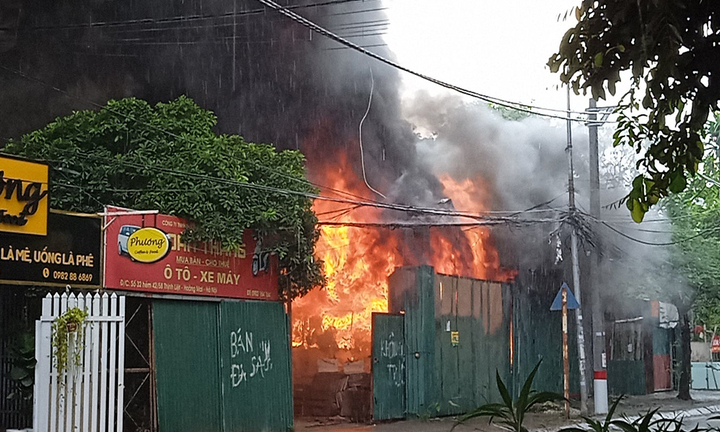 Hà Nội: Kho xưởng bốc cháy kinh hoàng, nghi do đốt vàng mã