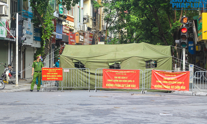 Cận cảnh đoạn phố Đội Cấn bị phong toả vì liên quan tới 16 ca COVID-19