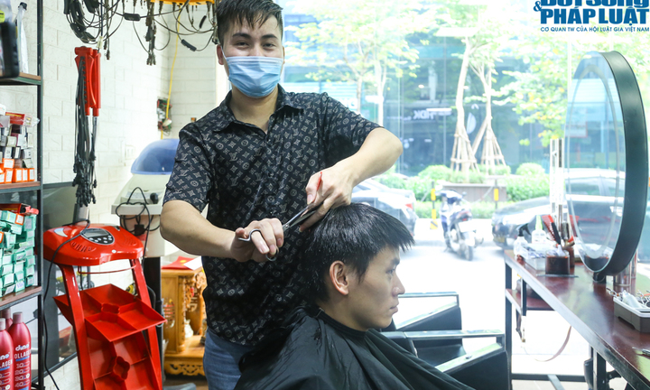 Hà Nội: Chủ quán cắt tóc hồi hộp rồi vui mừng đến 