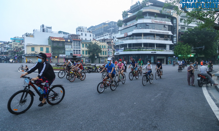 Hà Nội: Người dân hồ hởi đi tập thể dục ngoài trời sau hơn 2 tháng tạm dừng