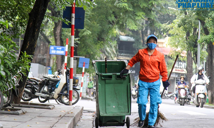 Những người phụ nữ miệt mài mưu sinh khắp phố phường Hà Nội trong ngày 20/10