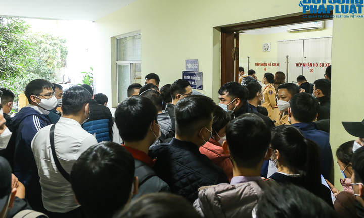 Hàng trăm người Hà Nội 