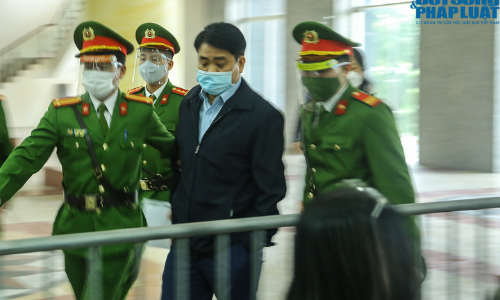 Hình ảnh cựu chủ tịch Hà Nội Nguyễn Đức Chung xuất hiện tại toà 