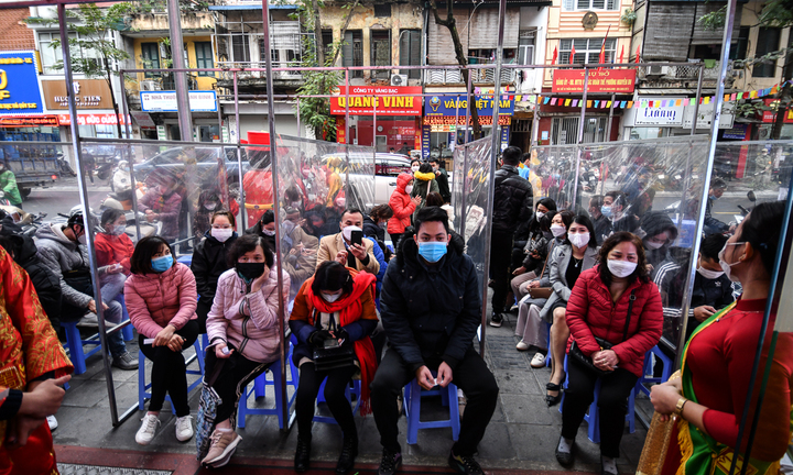 Người dân chen chân xếp hàng 