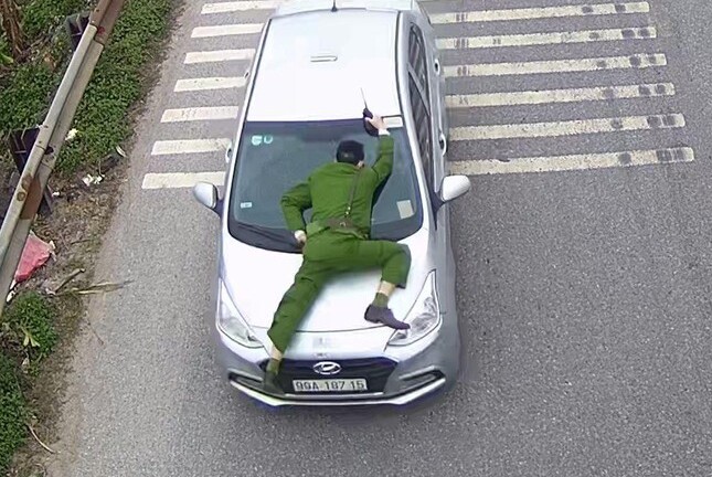 Bắc Giang: Khởi tố tài xế hất chiến sĩ công an lên nắp capo
