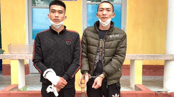 Nghi vợ ngoại tình, rủ bạn cầm dao chém tình địch