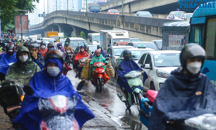 Người dân đổ xô về quê nghỉ lễ, nhiều tuyến đường Hà Nội ùn tắc từ 2h chiều