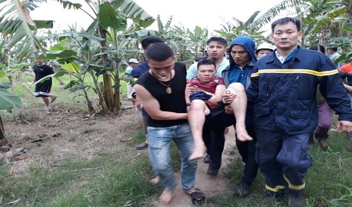 Giải cứu người đàn ông hoảng loạn bơi giữa sông Hồng