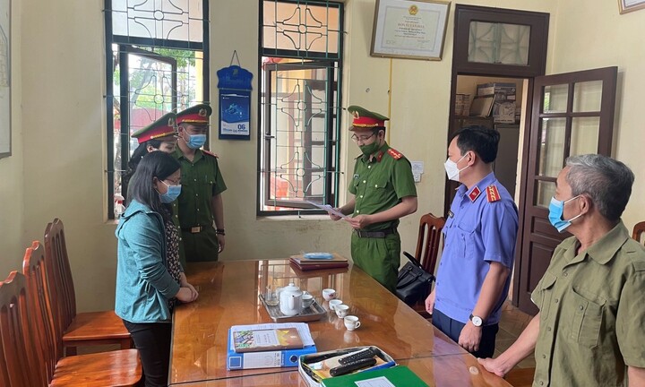 Hà Nam: Bắt kiểm soát viên tài chính tất toán khống 28 sổ tiết kiệm của khách hàng