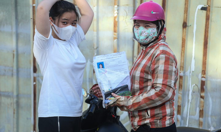 Kỳ thi vào lớp 10 THPT Hà Nội ngày thứ hai: Thí sinh tự tin bước vào phòng thi