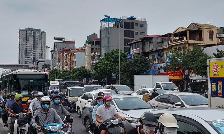 Giao thông Hà Nội đông đúc, ùn tắc trong ngày làm việc cuối cùng trước kỳ nghỉ lễ 2/9