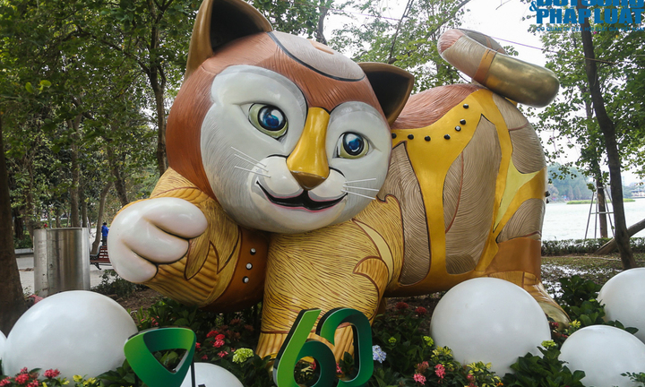 Cận cảnh linh vật mèo xuất hiện tại hồ Hoàn Kiếm đón Tết Quý Mão 2023