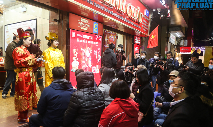 Người dân xếp hàng từ 5h sáng chờ mua vàng trong ngày vía Thần Tài