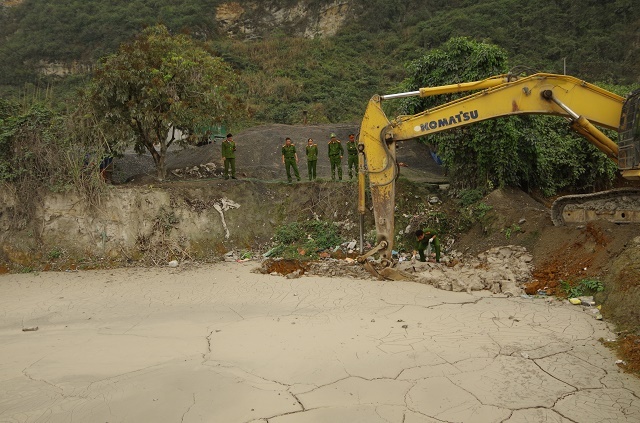 Hà Nam: Bắt quả tang công ty xả gần 412 tấn chất thải chưa qua xử lý ra môi trường