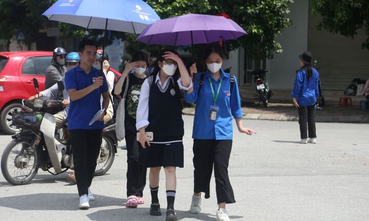 Sau môn Ngữ Văn “lệch tủ”, một số thí sinh lo lắng bước vào dự thi môn Toán