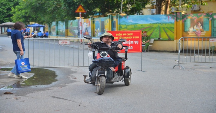 Xúc động câu chuyện cha cùng con trai bị xương thủy tinh đưa nhau đi thi tốt nghiệp THPT