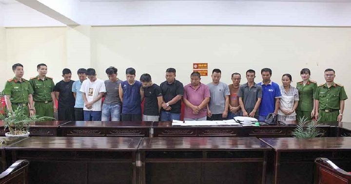 Sơn La: Triệt phá sới bạc trên xe khách giường nằm