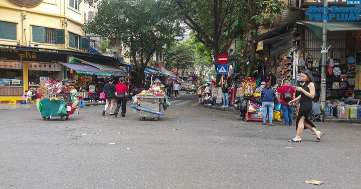 Sau lệnh cấm hội chợ, hàng rong vẫn tràn ngập phố đi bộ hồ Hoàn Kiếm
