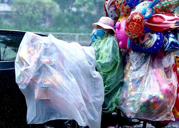 Chiều muộn, người dân Hà Nội co ro về nhà dưới thời tiết mưa rét