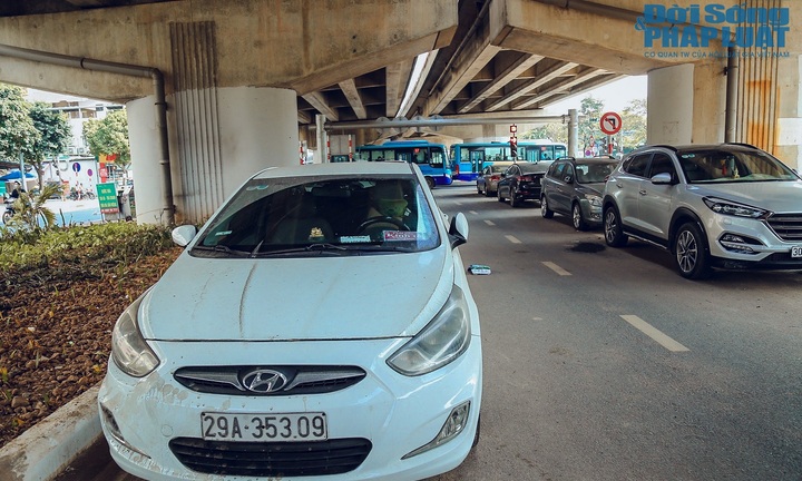Hà Nội: Cầu vòm sắt vượt hồ Linh Đàm biến thành nơi đổ rác, bãi đỗ ô tô