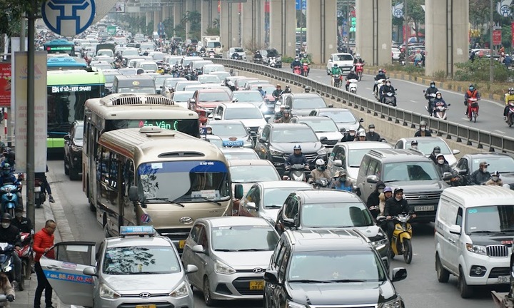 Hà Nội: Người dân ùn ùn kéo nhau về quê nghỉ Tết Dương lịch 2023