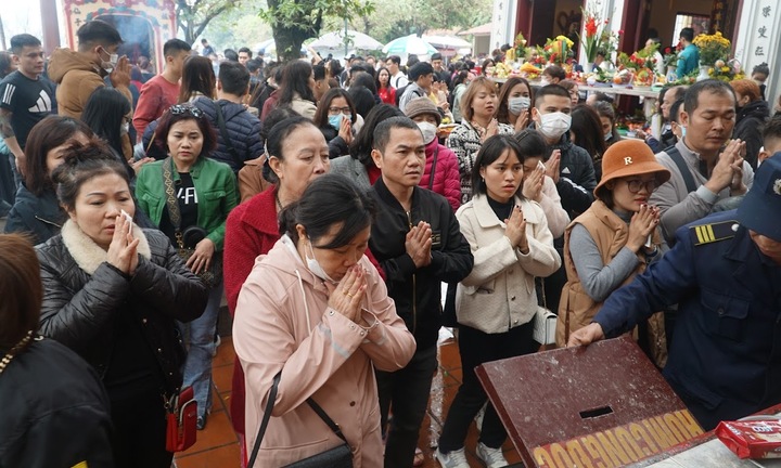 Hà Nội: Phủ Tây Hồ đón hàng nghìn người dịp Rằm tháng Giêng