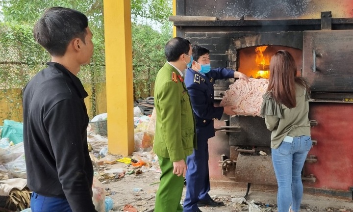 Bắc Giang: Tiêu hủy 2000 chân gà đông lạnh không rõ nguồn gốc